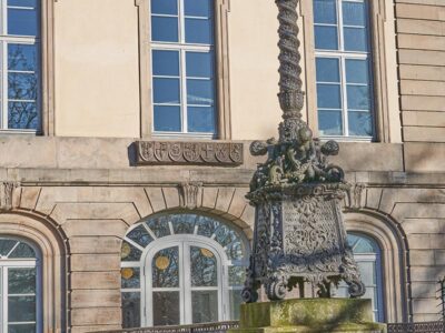 Relief der sechs Landschaftswappen am Niedersächsischen Landtag in Hannover.