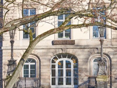 Relief der sechs Landschaftswappen am Niedersächsischen Landtag in Hannover.