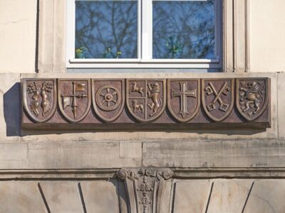 Relief der sechs Landschaftswappen am Niedersächsischen Landtag in Hannover.