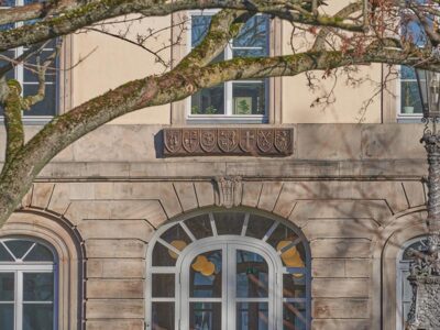 Relief der sechs Landschaftswappen am Niedersächsischen Landtag in Hannover.