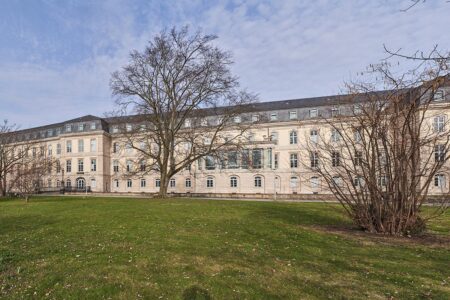 Relief der sechs Landschaftswappen am Niedersächsischen Landtag in Hannover.