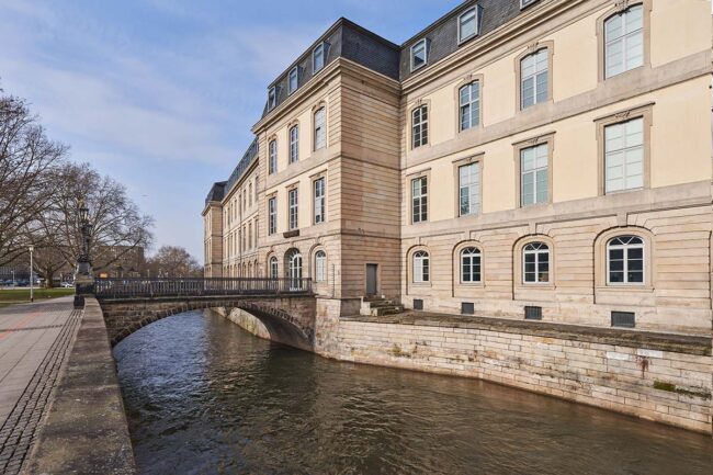 Relief der sechs Landschaftswappen am Niedersächsischen Landtag in Hannover.